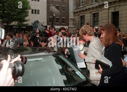 Photo du dossier datée du 26/9/1994 de la princesse de Galles prise par des photographes et des wellwishers alors qu'elle quitte le Royal College of Nursing à Cavendish Square à Londres avec son amie Catherine Soames (à droite) après avoir assisté au lancement de la Child Bereavment Trust. Les photographes paparazzi qui « harcelent » Diana, princesse de Galles au cours de sa vie, ont été condamnés par ses fils dans un nouveau documentaire. Banque D'Images