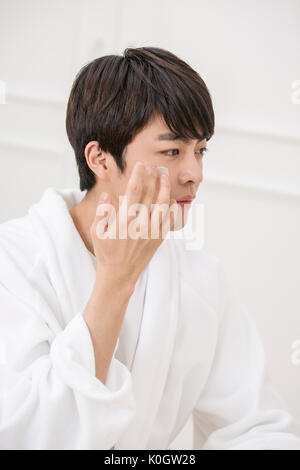 Portrait du toilettage de mettre sur son visage cosmétique Banque D'Images