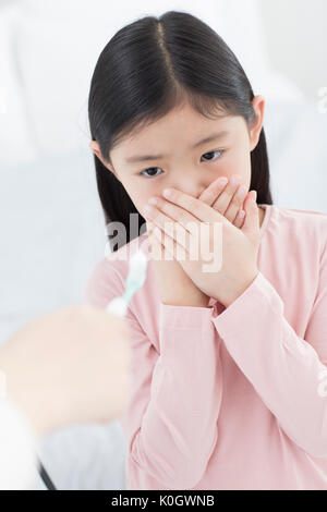 Portrait de jeune fille détestant de se brosser les dents Banque D'Images