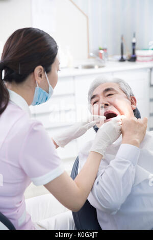 Hygiéniste dentaire soigner un patient Banque D'Images