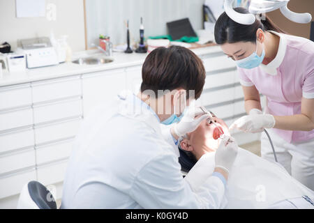 Dentiste et hygiéniste femelle fille de guérison d'une patiente Banque D'Images