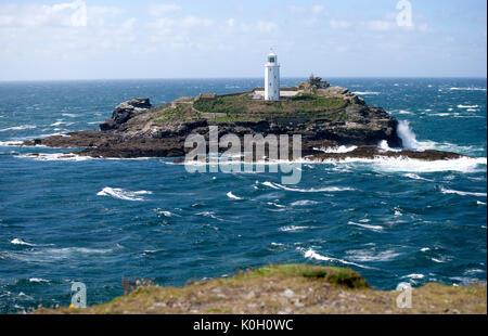 Le phare de Godrevy, Baie de St Ives, Cornwall, UK, les épaves et les vagues Banque D'Images