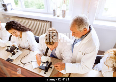 Professeur principal enseigner la biologie à des élèves du secondaire dans le travail Banque D'Images