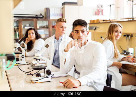 High school student avec microscopes en laboratoire. Banque D'Images