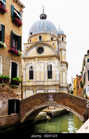 L'une des nombreuses églises de Venise sur l'une de ses 118 îles séparées par des canaux et des ponts Banque D'Images