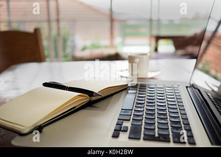 Notes et clavier in home office Banque D'Images