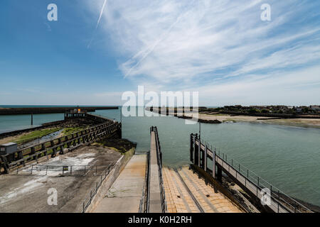 La vue depuis le pont d'observation de la station de sauvetage de la RNLI Shoreham, regardant vers le bas du plan incliné à l'entrée du port. Banque D'Images