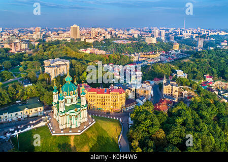 Vue aérienne de l'Eglise Saint André et Descente Andriyivskyy, paysage urbain de Podil. Kiev, Ukraine Banque D'Images