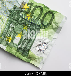 Un hundret euro bill - creasy 100 euro bill closeup Banque D'Images