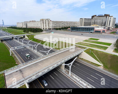ST. PETERSBURG, RUSSIE - AOÛT 2017 : vers l'ouest de diamètre à grande vitesse (WHSD) passe près de bâtiments de l'établissement Park Inn by Radisson Pribaltiyskaya Hotel et Banque D'Images