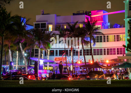 Miami Beach Florida,Ocean Drive,nuit soir Lummus Park,hôtels,enseignes néon,palmiers,soirée,Clevelander,hôtel,ESPN Studios,FL170430097 Banque D'Images
