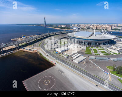 ST. PETERSBURG, Russie, 2017 CIRCA AUG : l'Île Krestovsky avec nouveau bâtiment de stade du Zenit Arena (Stade), le Krestovsky WHSD autoroute a Banque D'Images