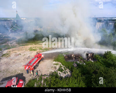 Segezha, Carélie, Russie - circa Jun, 2017 : première compagnie d'alarme combat un incendie avec de l'eau. granges étaient de bois à brûler sans blessés. Vue aérienne Banque D'Images