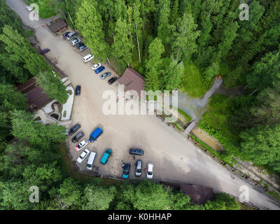Location terrain de stationnement est dans le domaine de la réserve de kivatch. Vue de dessus à la maisons en bois de musées, la billetterie et l'entrée. La Carélie, Russie Banque D'Images