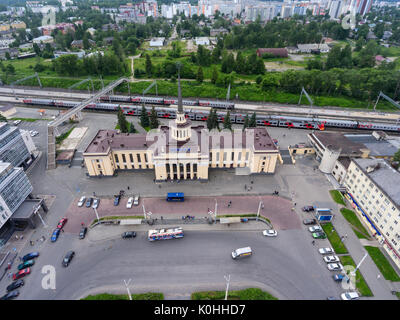 La Russie, la Carélie Petrozavodsk, circa 2017-juil : voie de chemin de fer et d'une plate-forme de bâtiment de station sont sur 3068 mètres carrés au centre de la ville. Vue aérienne Banque D'Images