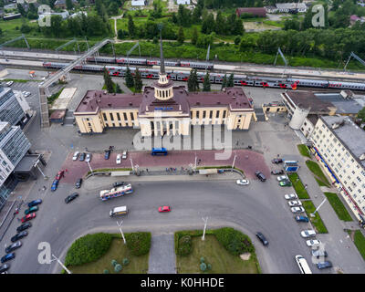 La Russie, la Carélie Petrozavodsk, circa 2017-juil : Gare et bâtiment sont sur 3068 mètres carrés au centre de la ville. Vue aérienne. Petrozavodsk est la Banque D'Images