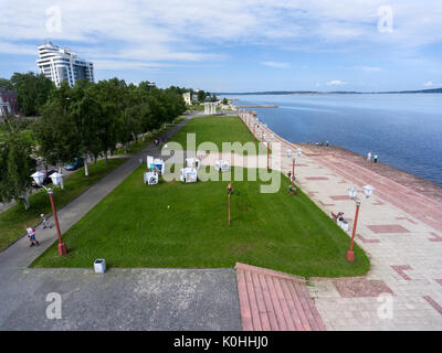 La Russie, la Carélie Petrozavodsk, circa 2017-juil : remblai et promenade le long d'un corps du lac Onega. Petrozavodsk est la capitale de la Carélie r Banque D'Images