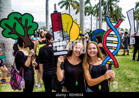 Miami Florida,Museum Park,March for Science,Protest,rallye,panneau,affiche,protester,adolescents adolescents adolescents adolescents filles,femme enfant enfants enfant enfant enfant enfant Banque D'Images