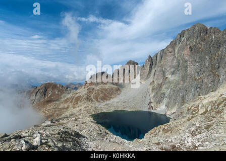 Cima d'Asta, Trentino, en Italie. La Cima d'Asta (2847m). Sous la paroi rocheuse du lac de Cima d'Asta, le refuge d'Ottone Brentari Banque D'Images