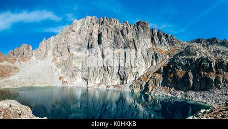 Cima d'Asta, Trentino, en Italie. La Cima d'Asta (2847m). Sous la paroi rocheuse du lac de Cima d'Asta Banque D'Images