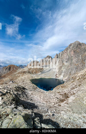 Cima d'Asta, Trentino, en Italie. La Cima d'Asta (2847m). Sous la paroi rocheuse du lac de Cima d'Asta, le refuge d'Ottone Brentari Banque D'Images