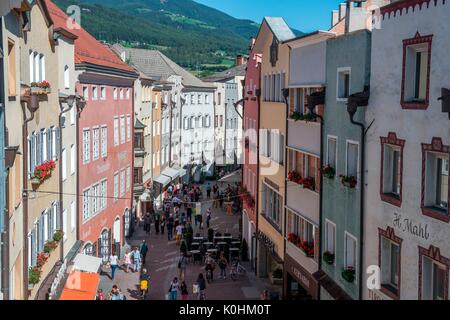 Brunico, le Tyrol du Sud, Italie. La rue commerçante de Brunico/Bruneck. Banque D'Images