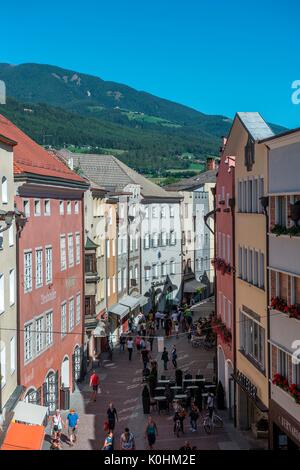 Brunico, le Tyrol du Sud, Italie. La rue commerçante de Brunico/Bruneck. Banque D'Images