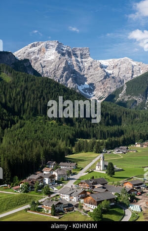 Prags/Braies, Dolomites, Tyrol du Sud, Italie. Le village de St Veit/San Vito. Dans l'arrière-plan la Seekofel/Croda del Becco Banque D'Images