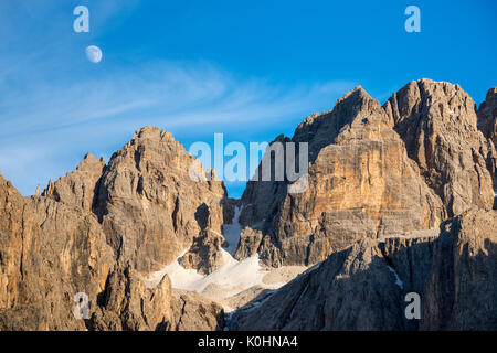 Sella, Dolomites, Tyrol du Sud, Italie. La lune sur le pic de Lech da Sas Banque D'Images