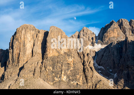 Sella, Dolomites, Tyrol du Sud, Italie. La lune sur le pic de Lech da Sas Banque D'Images