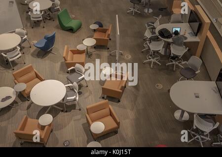 Vue aérienne de la commune d'apprentissage brody atrium avec un seul étudiant assis à une table, 2016. courtesy eric chen. Banque D'Images