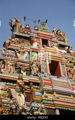 Chiffres colorés sur temple hindou, Tamil Nadu, Inde Banque D'Images