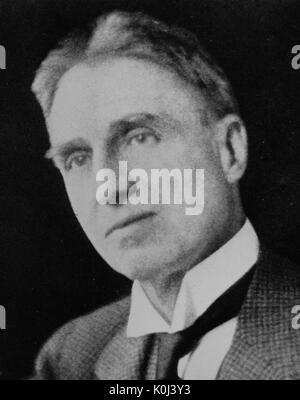 Head shot original de professeur de l'université Johns Hopkins medicine, William sydney thayer, portant un costume sombre et une cravate noire avec une chemise blanche, tête penchée vers la droite, avec un sérieux de l'expression du visage. 1918. Banque D'Images