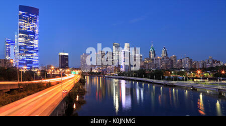 Philadelphia skyline illuminée et reflétée dans Schuylkill River au crépuscule, USA Banque D'Images