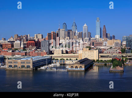 Philadelphia skyline et la rivière Delaware, USA Banque D'Images