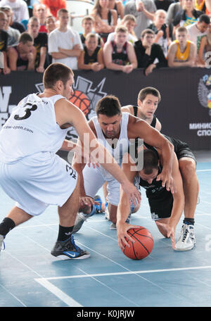 Moscou, Russie - 28 juillet : Correspond à 'l'ours des Carpates", la Roumanie contre l'tatist', la Croatie lors de la Coupe Internationale de basket-ball de rue 'Moscow' ouvert à Moscou, Banque D'Images