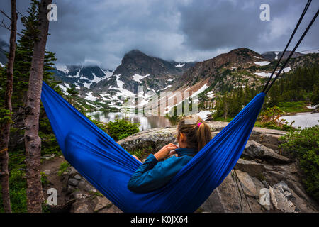 Femme se détend sur un hamac lake Isabelle Colorado Banque D'Images