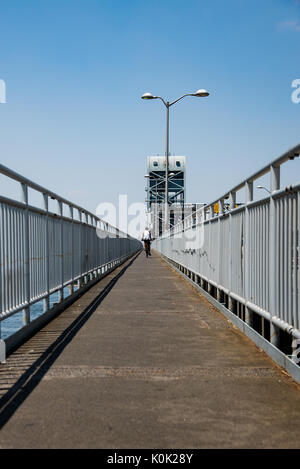 Man riding bike à travers le pont promenade Marine - New York City Banque D'Images