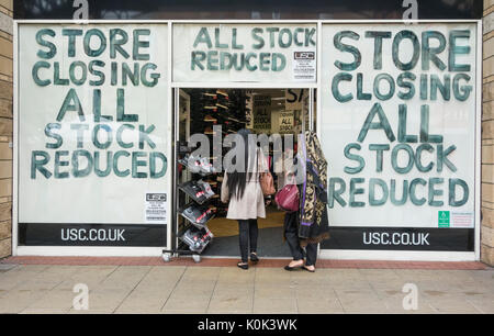 La fermeture du magasin, tous les stocks réduits... sur l'usc vitrine dans le centre de Middlesbrough, Angleterre Royaume-Uni. Banque D'Images