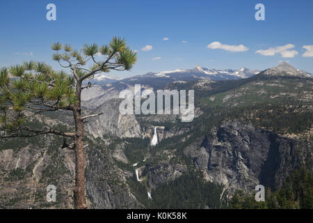 Vue du Glacier Point de la vallée Yosemite, demi-dôme et Yosemite Falls, Yosemite National Park, CA, USA Banque D'Images