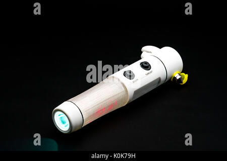 Marteau de secours de la sécurité automobile bris de l'équipement de sauvetage, torche d'urgence isolé sur fond noir avec copie espace Banque D'Images