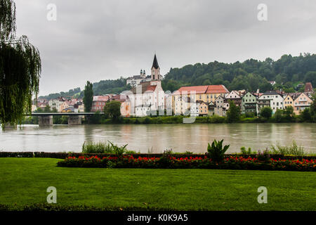 Vue sur la rive droite de la rivière Inn, Passau, Allemagne Banque D'Images