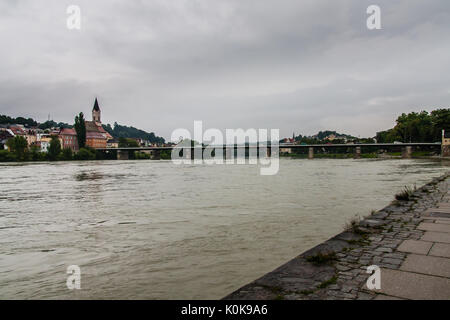 Vue sur la rive droite de la rivière Inn, Passau, Allemagne Banque D'Images