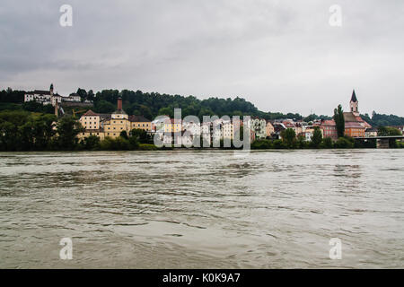 Vue sur la rive droite de la rivière Inn, Passau, Allemagne Banque D'Images