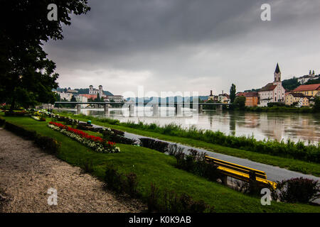 Vue sur la rive droite de la rivière Inn, Passau, Allemagne Banque D'Images