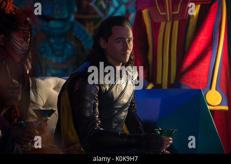 DATE DE SORTIE : 3 novembre 2017 TITRE : Thor : Ragnarok STUDIO : Taika Waititi Directeur Marvel : PARCELLE : Thor doit faire face à la carcasse dans un match de gladiateurs et sauver son peuple de l'impitoyable avec : TOM HIDDLESTON Hela comme Loki. (Crédit : Marvel/Divertissement Photos Banque D'Images