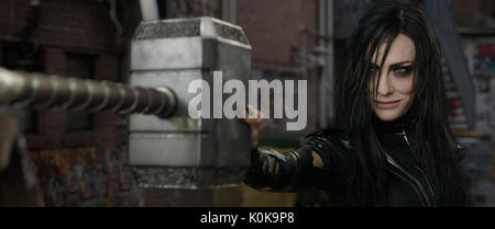 DATE DE SORTIE : 3 novembre 2017 TITRE : Thor : Ragnarok STUDIO : Taika Waititi Directeur Marvel : PARCELLE : Thor doit faire face à la carcasse dans un match de gladiateurs et sauver son peuple de l'impitoyable avec : Hela Hela comme Cate Blanchett. (Crédit : Marvel/Divertissement Photos Banque D'Images