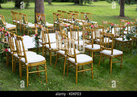 Chaises de jardin en décoration Banque D'Images