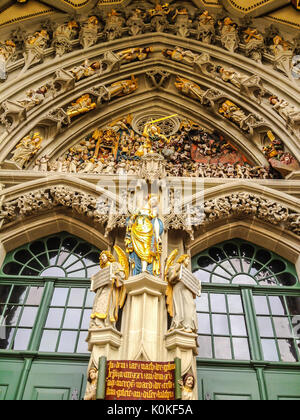 La remarquable sculpture, le Jugement Dernier, sculpté au-dessus de l'entrée principale de la cathédrale Saint-vincent (Munster Kirche) à Münsterplatz, Berne, Switzerla Banque D'Images