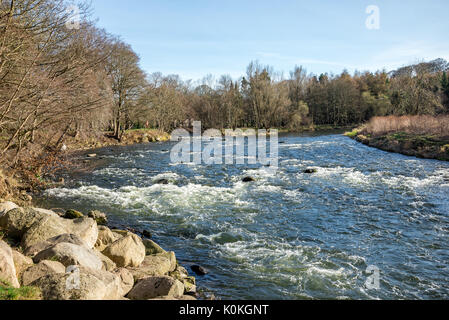 Don de la rivière qui coule dans Seaton park, Aberdeen Banque D'Images